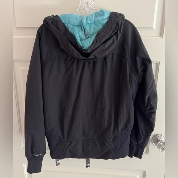 686 Mannual Women’s Insulated Snowboarding Jacket in Black - Picture 10 of 12